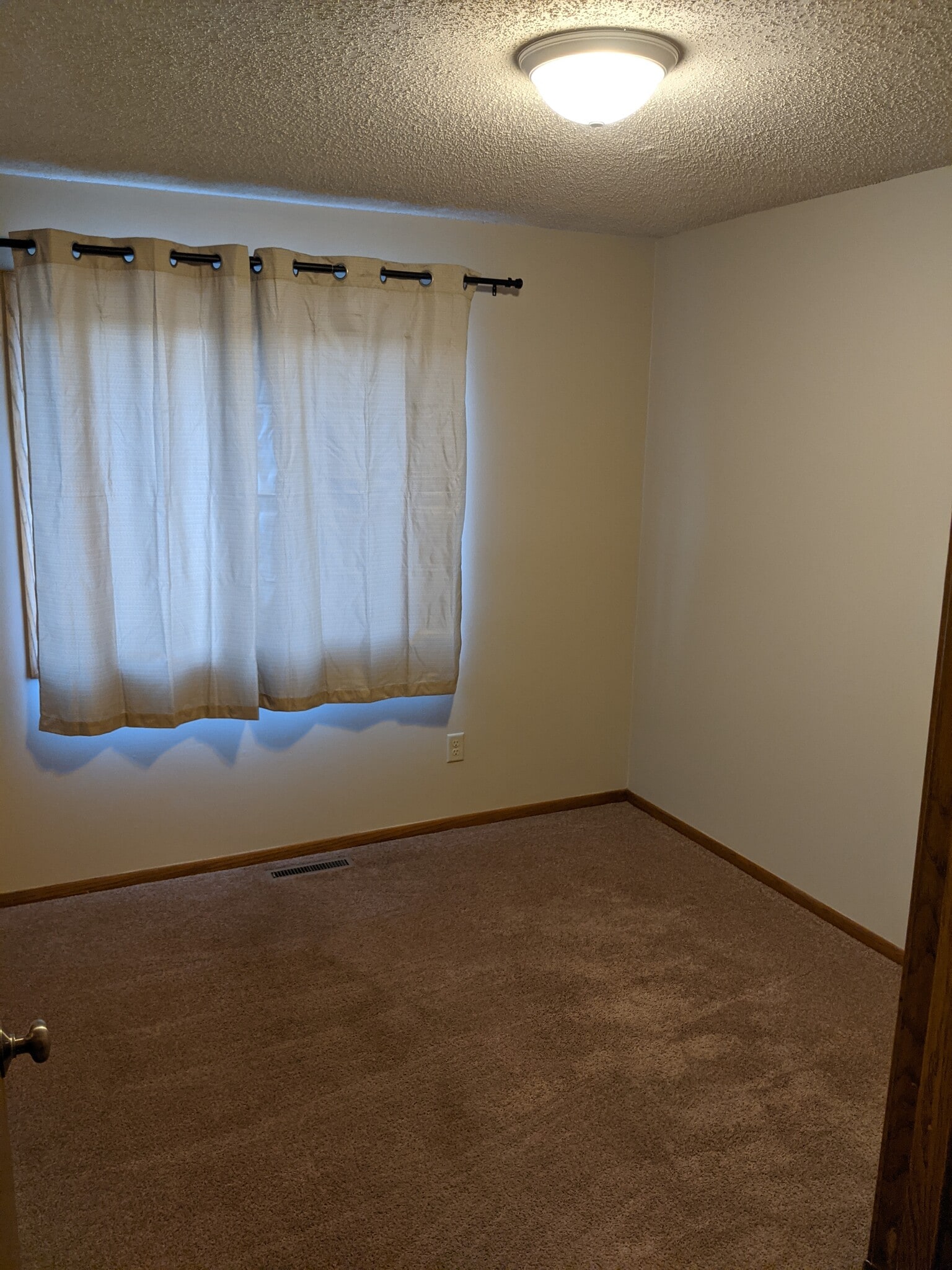 Upper Level Bed #2 - 7644 Woodlawn Dr