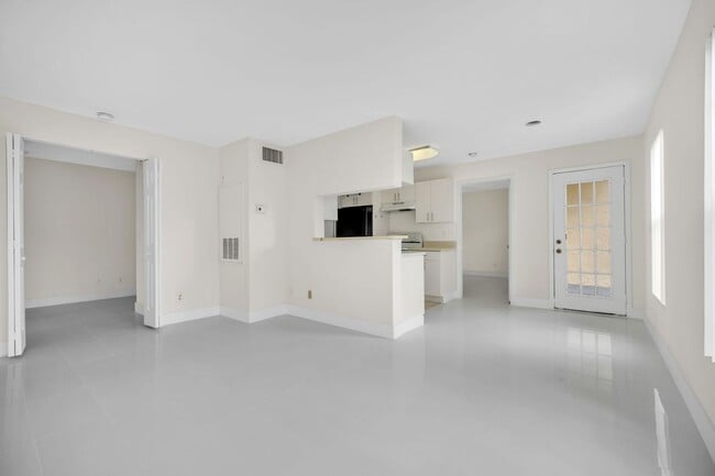 Building Photo - Cozy 2/1 Home in Sunrise!