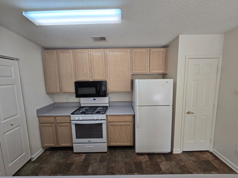 Building Photo - 810 Brassie Ln