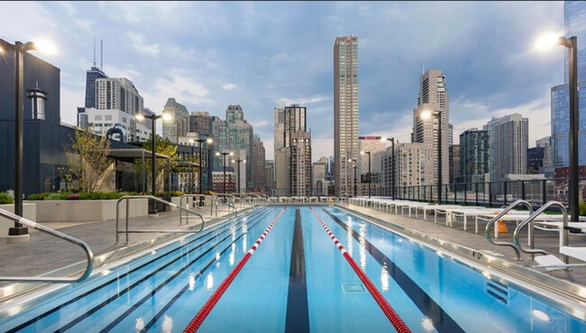 Building Photo - 637 N Wells St