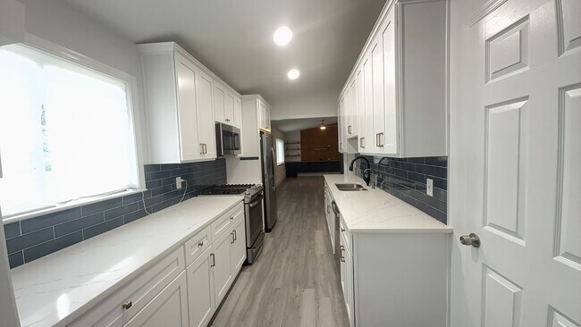 Building Photo - 212 Waverly Dr