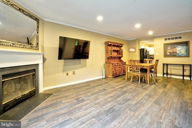 Building Photo - 111 Honey Locust Ct