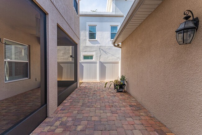 Building Photo - Stunning David weekly designed 3 BR+ OFFICE/ 2.5 BA / 2 Car executive townhouse in Hyde Park / So...