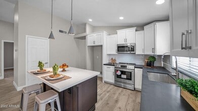 Building Photo - 5 bedroom 2 bath single level home in Peoria