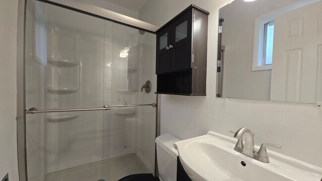 Building Photo - Renovated 3 Bed, 2 Bath Home Located in Stratford Park Neighborhood