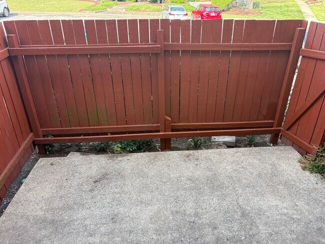 Building Photo - 515 Basswood Ave