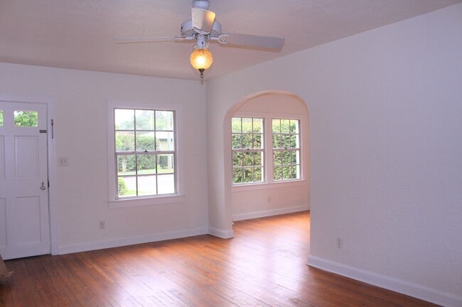 Building Photo - 1411 E Kaley St