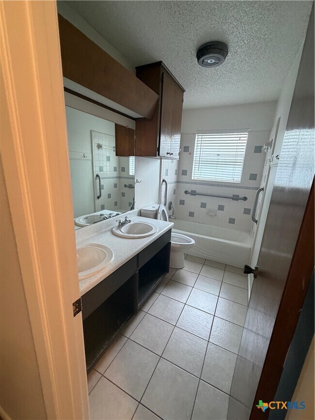 Building Photo - 1727 Redwood St