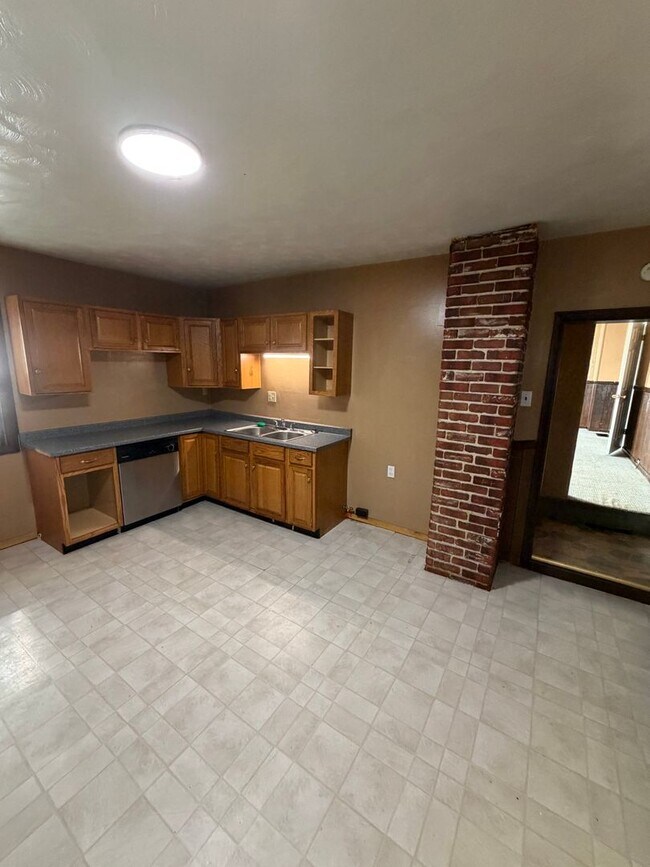 Building Photo - 820 Hess Ave