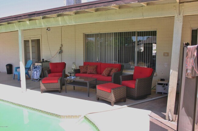 Building Photo - 2217 S Las Flores
