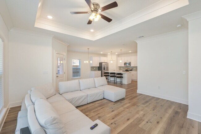 Building Photo - 807A Cedar Ave S