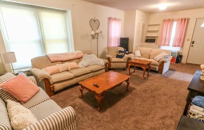 Building Photo - Prime Location 4 Bed Duplex