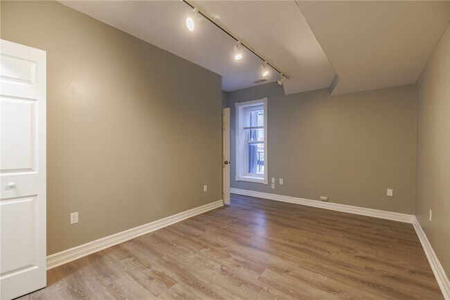 Building Photo - 186 Monroe Ave