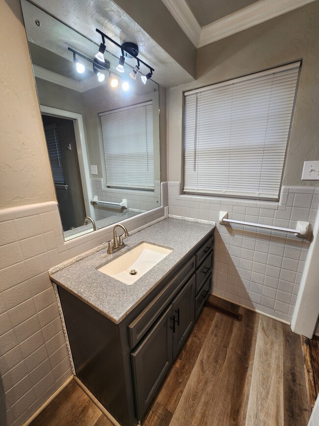 Building Photo - 204 S Morrison Dr