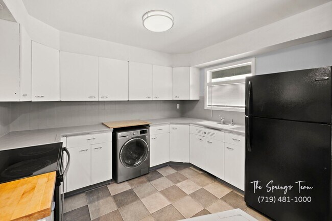 Building Photo - CHARMING WESTSIDE 2BD HOME with A/C