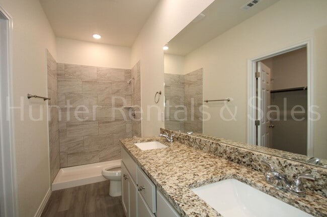 Building Photo - Modern New Construction Duplex