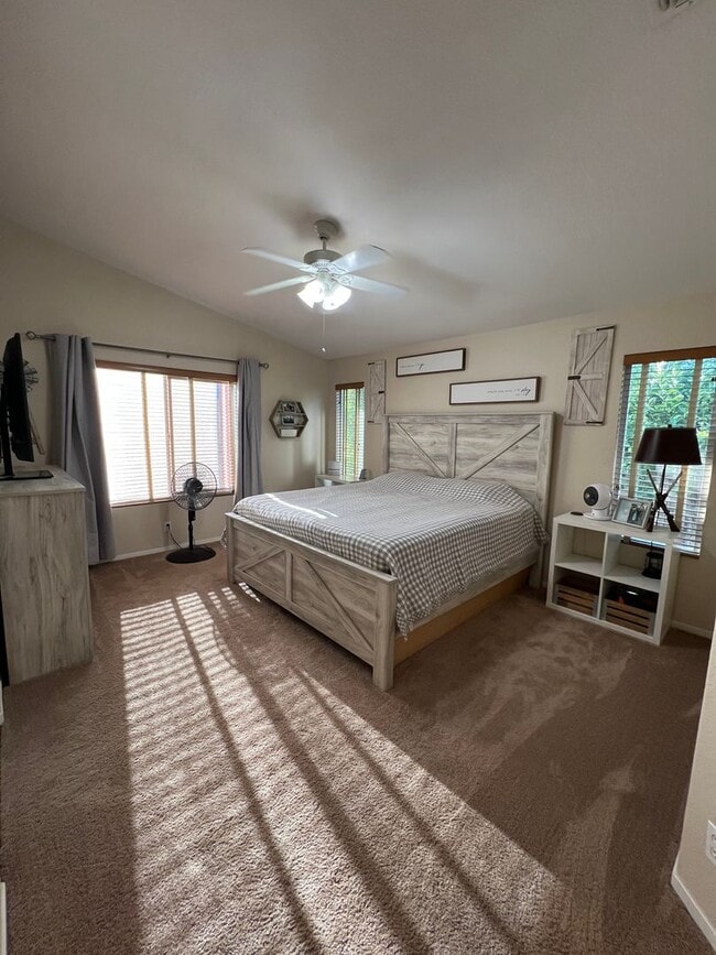 Building Photo - 3 Bedroom - Heart of Roseville