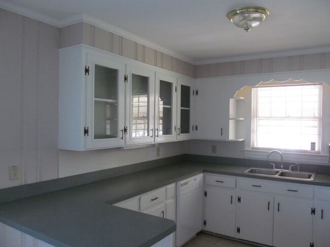 Building Photo - 3 Bed 1 Bath Brick Ranch