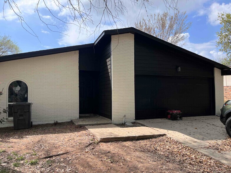 Primary Photo - 2604 Creekview Dr