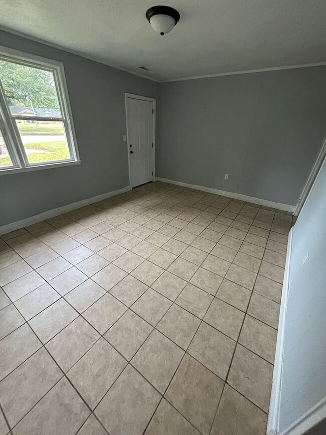 Building Photo - 724 Miller Rd