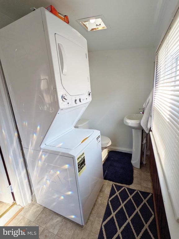 Building Photo - 728 W Railroad Ave