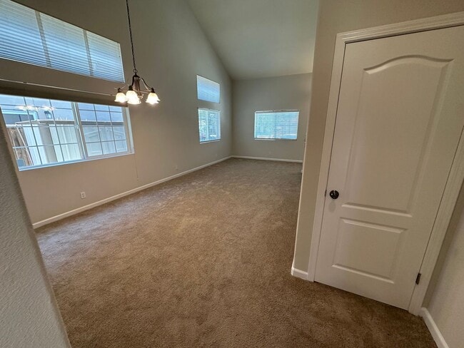 Building Photo - Beautiful 4 Bedroom, 3 Bath Brentwood Home