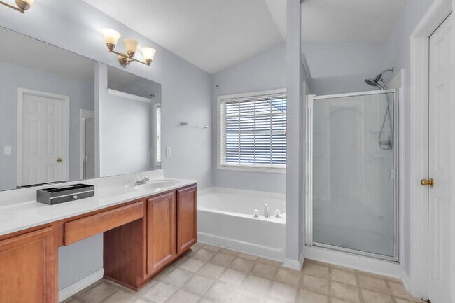 Building Photo - Spacious 4BR Home w/ Screened Porch, Fenced Yard & Great Location