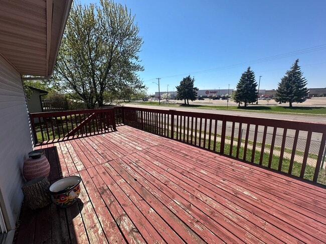 Building Photo - Beautiful 3 bedroom, 2 bath Townhome with ...