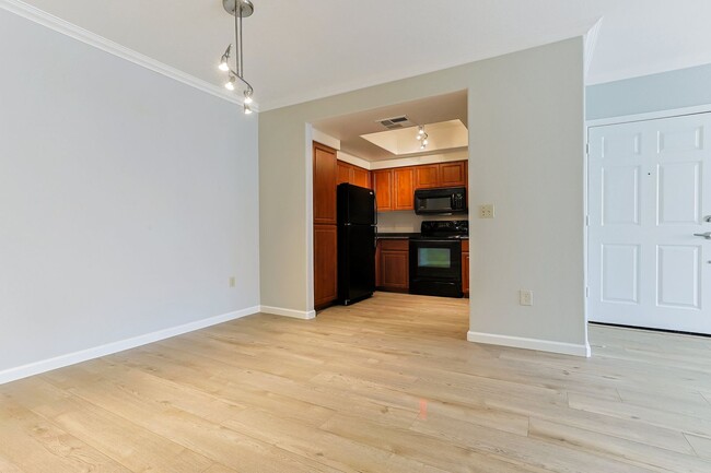 Building Photo - Remodeled Luxury One Bedroom Condo  Cross ...