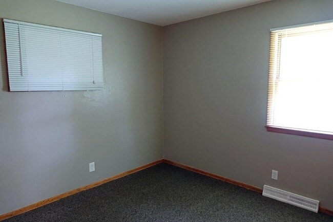 Building Photo - 62 W Woodridge Dr