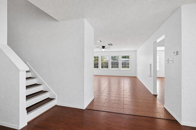 Building Photo - 5-bedroom, 3 bathrooms House for Rent