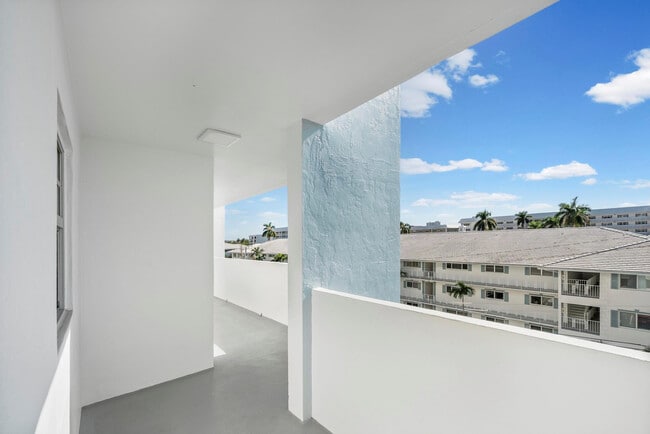 Building Photo - 3051 NE 48th St