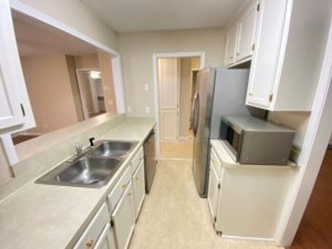 Building Photo - 164 W Hampton St