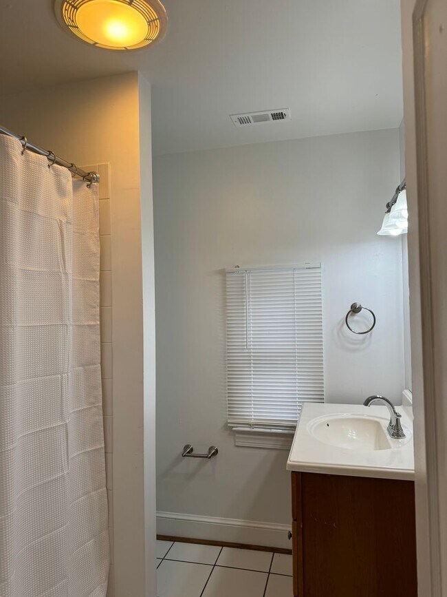 Building Photo - 67 E Shirley Ave