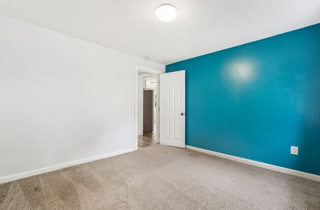 Building Photo - 608 Lakeshore Dr