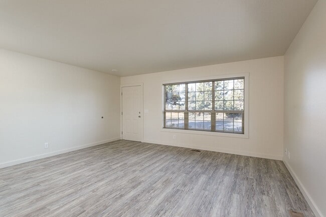 Building Photo - Conveniently Located 2 Bed/2.5 Bath Townhome with Garage - Near St. Charles