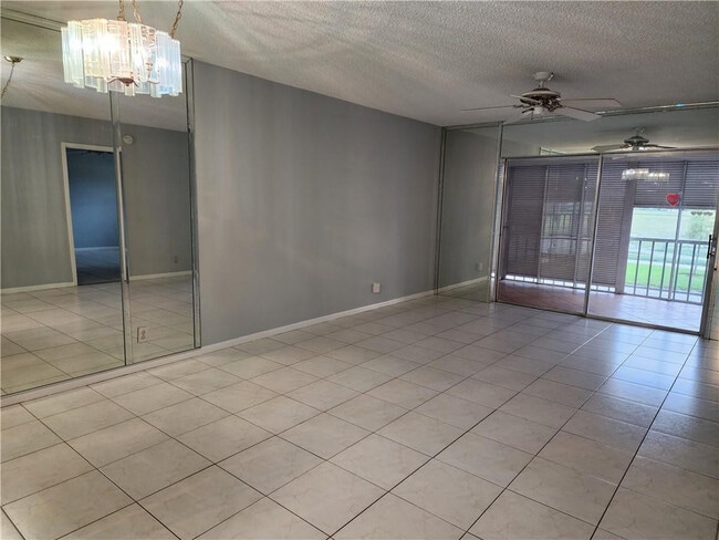 Building Photo - 1005 Country Club Dr