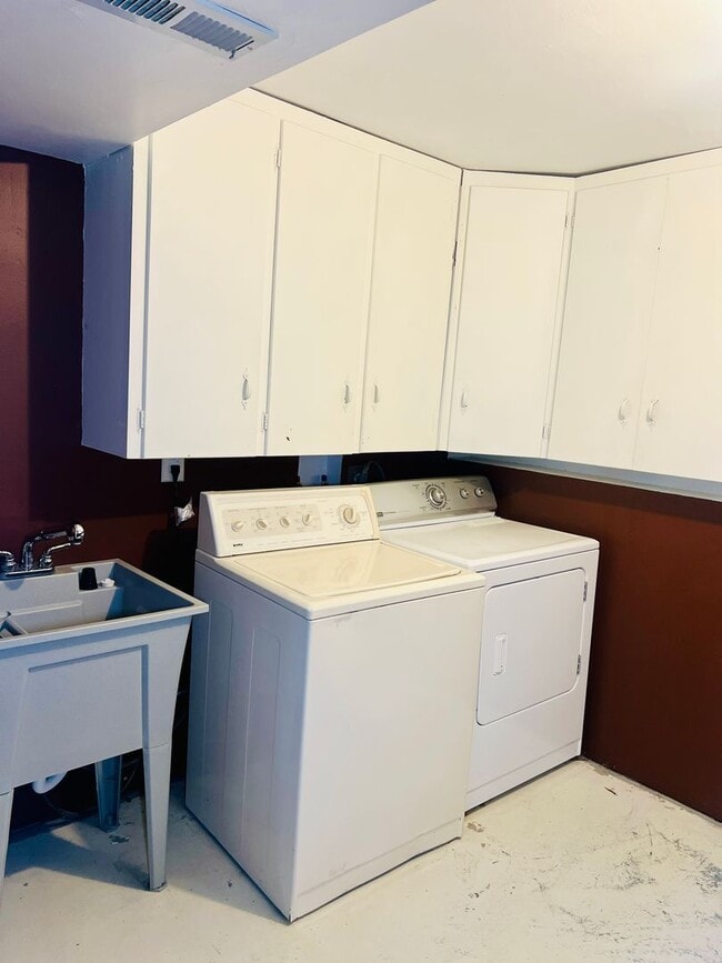 Building Photo - Half of a Duplex Available - 4 Bedroom 2 Bathroom in Lakewood