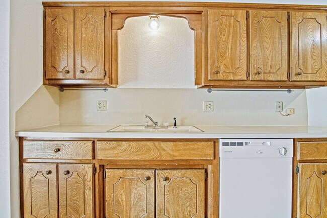 Building Photo - 8910 Oak Valley Dr