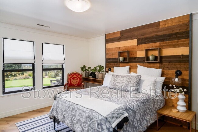 Building Photo - 357 La Casa Via