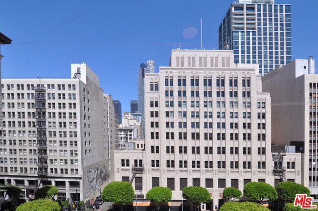 Building Photo - 460 S Spring St
