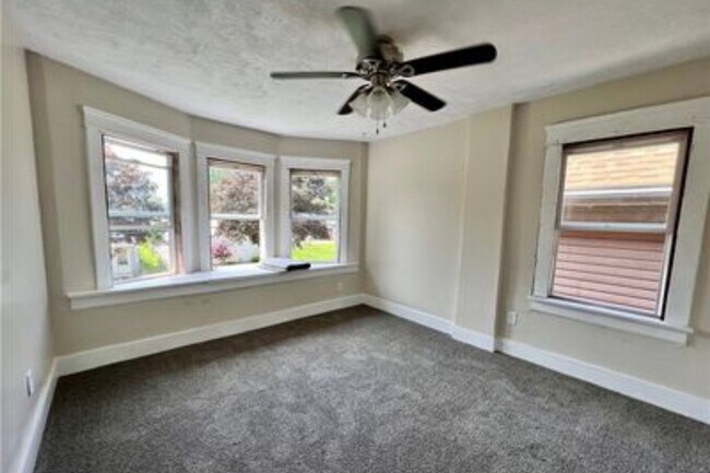 Building Photo - 879 Chalker St