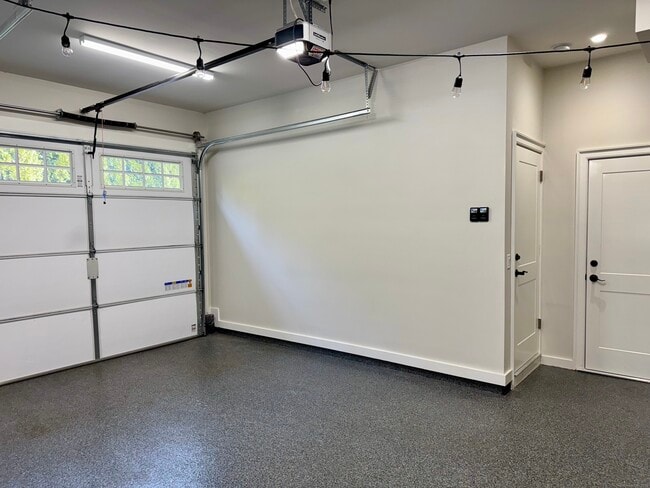 Building Photo - 67 Kings Hwy N