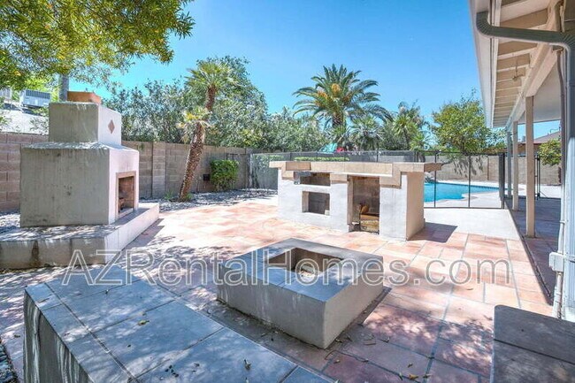 Building Photo - 1033 W Madero Ave