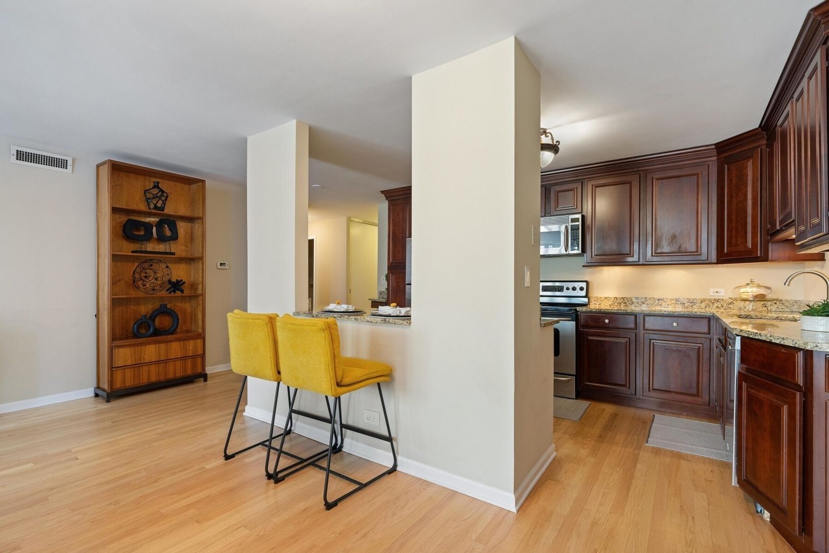 Building Photo - 201 E Chestnut St