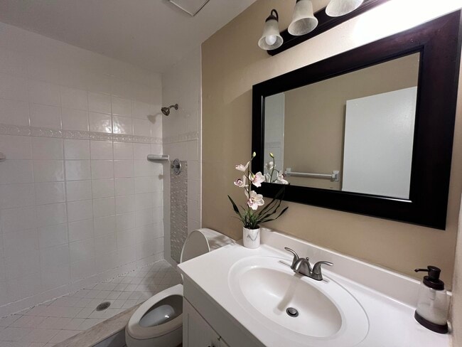 Building Photo - 5202 Bayside Dr