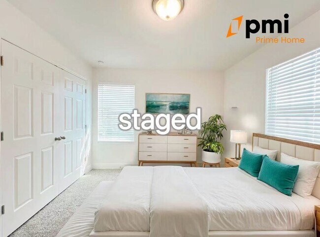 Building Photo - "Stunning 4-Bed Home with 2.5 Baths & Spac...