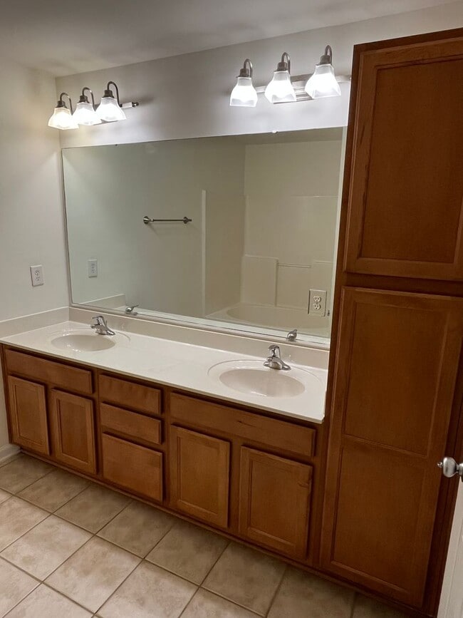 Building Photo - Great 2 Bed Condo in NODA with 1 Car Garage
