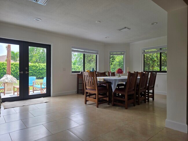 Building Photo - 435 Pine Villa Dr