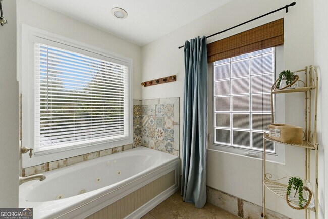 Building Photo - 302 Hascall Rd NW